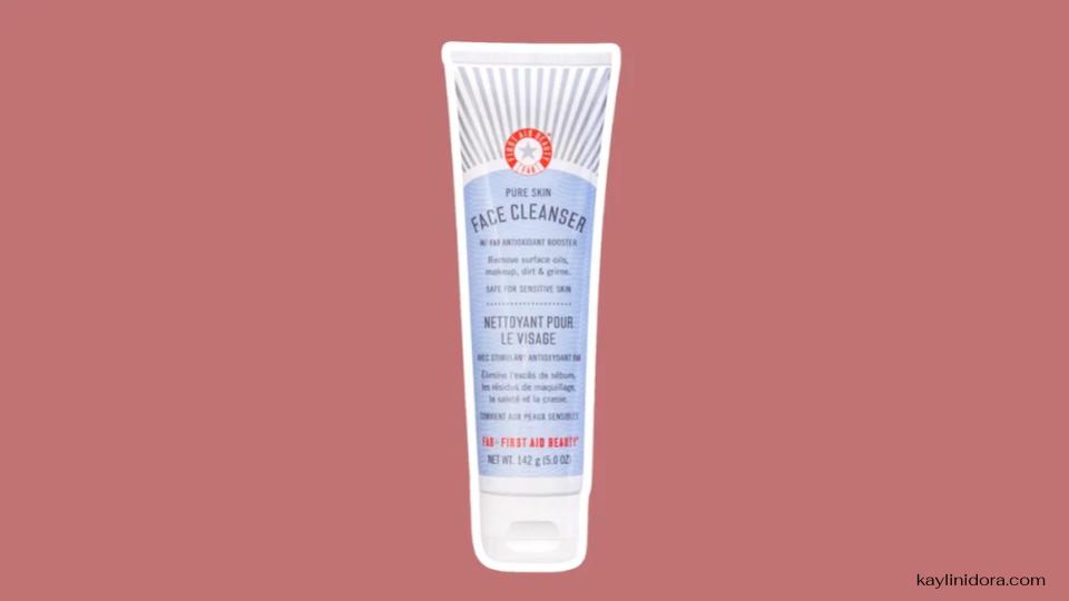 First Aid Beauty Face Cleanser ครีมล้างหน้าปราศจากน้ำหอมสำหรับทุกสภาพผิว เป็นการยากที่จะหาน้ำยาทำความสะอาดที่เหมาะกับทุกคน