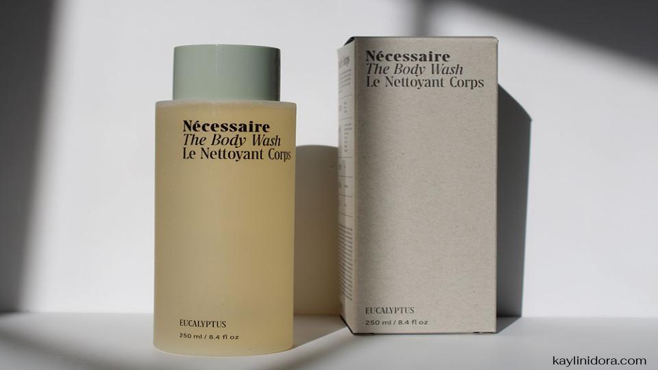 Nécessaire The Body Wash Eucalyptus เจลทำความสะอาดผิวสูตรเติมความมันด้วยไนอาซินาไมด์ วิตามินซี/อี + โอเมก้า 6/9 ไม่ก่อให้เกิดสิว 250 มล. / 8.4 ออนซ์