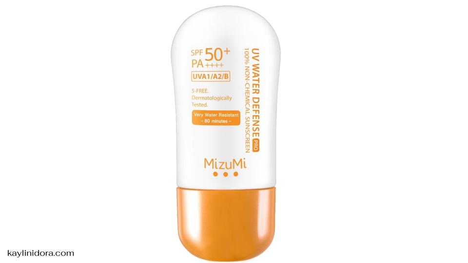 Mizumi UV Water Defense Pro กันแดดสูตรน้ำ ปกป้องผิวขั้นสุด พร้อมความบางเบา เป็นครีมกันแดดสูตรน้ำที่พัฒนามาเพื่อการปกป้องผิวจากแสงแดดอย่างเต็มประสิทธิภาพ ด้วยค่า SPF50+ PA++++ ช่วยปกป้องผิวจากรังสี UVA และ UVB ได้ยาวนาน พร้อมเนื้อสัมผัสบางเบาสุดๆ ซึมไว ไม่เหนอะหนะ และไม่ทำให้หน้ามันเพิ่มขึ้น อีกทั้งยัง ปราศจากสารระคายเคือง อย่างแอลกอฮอล์ น้ำหอม และซิลิโคน ทำให้เหมาะกับทุกสภาพผิว แม้ผิวแพ้ง่าย
