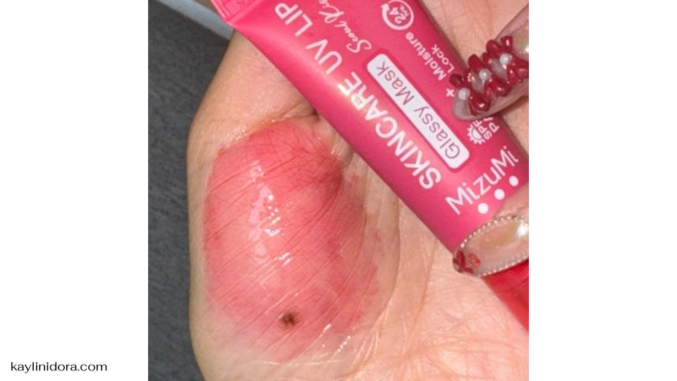 Mizumi Skincare UV Lip Glassy Balm เป็นลิปบาล์มกันแดดที่ออกแบบมาเพื่อปกป้องริมฝีปากจากรังสี UV พร้อมช่วยบำรุงให้ริมฝีปากนุ่มชุ่มชื้นยาวนาน โดยมีค่า SPF25 PA+++ ซึ่งเพียงพอสำหรับการป้องกันริมฝีปากจากรังสี UVA/UVB ในชีวิตประจำวัน นอกจากนี้ยังไม่มีแอลกอฮอล์ น้ำหอม และพาราเบน จึงอ่อนโยนต่อผิวริมฝีปากที่บอบบาง