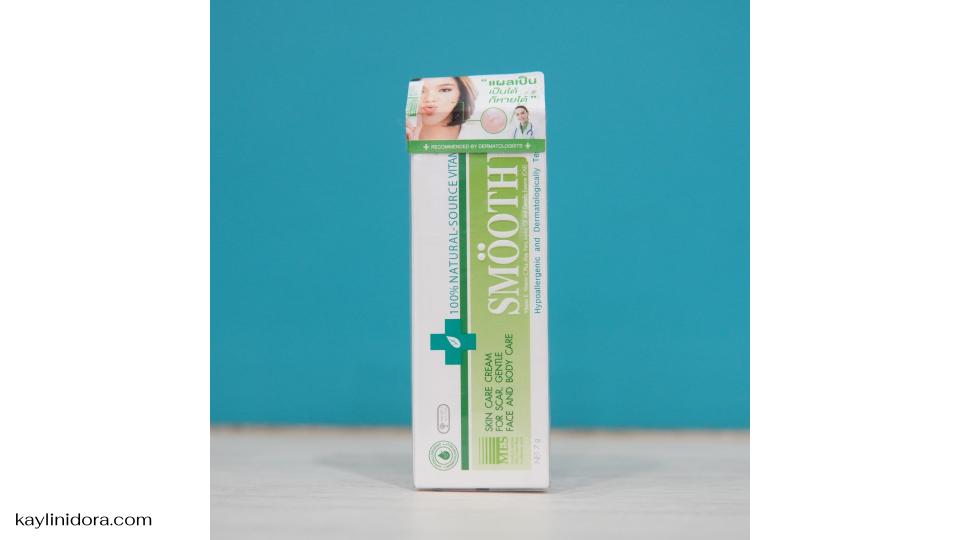 Smooth E Cream เป็นครีมบำรุงผิวที่ขึ้นชื่อเรื่องการช่วยลดรอยแผลเป็น รอยดำจากสิว และให้ความชุ่มชื้นกับผิวอย่างล้ำลึก ด้วยสูตรเฉพาะที่พัฒนาโดยผู้เชี่ยวชาญด้านผิวหนัง ครีมตัวนี้เหมาะสำหรับทุกสภาพผิว โดยเฉพาะผู้ที่มีปัญหาผิวแห้ง ผิวเป็นรอยสิว หรือรอยแผลเป็นต่างๆ ช่วยฟื้นฟูให้ผิวดูเรียบเนียน กระจ่างใส และสุขภาพดีขึ้น