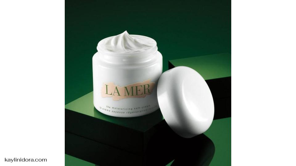 ถ้าพูดถึงสกินแคร์ระดับไฮเอนด์ที่มีชื่อเสียงระดับโลก La Mer The Moisturizing Cream คงเป็นหนึ่งในตัวเลือกอันดับต้นๆ ที่คนรักผิวและเหล่าคนดังทั่วโลกให้ความไว้วางใจ ด้วยเนื้อครีมสุดเข้มข้นที่อัดแน่นไปด้วยส่วนผสมเอกสิทธิ์อย่าง Miracle Broth™ ซึ่งเป็นหัวใจสำคัญของแบรนด์ La Mer ครีมตัวนี้จึงขึ้นชื่อเรื่องการฟื้นบำรุงผิวให้ดูอ่อนเยาว์ เปล่งประกาย และสุขภาพดี