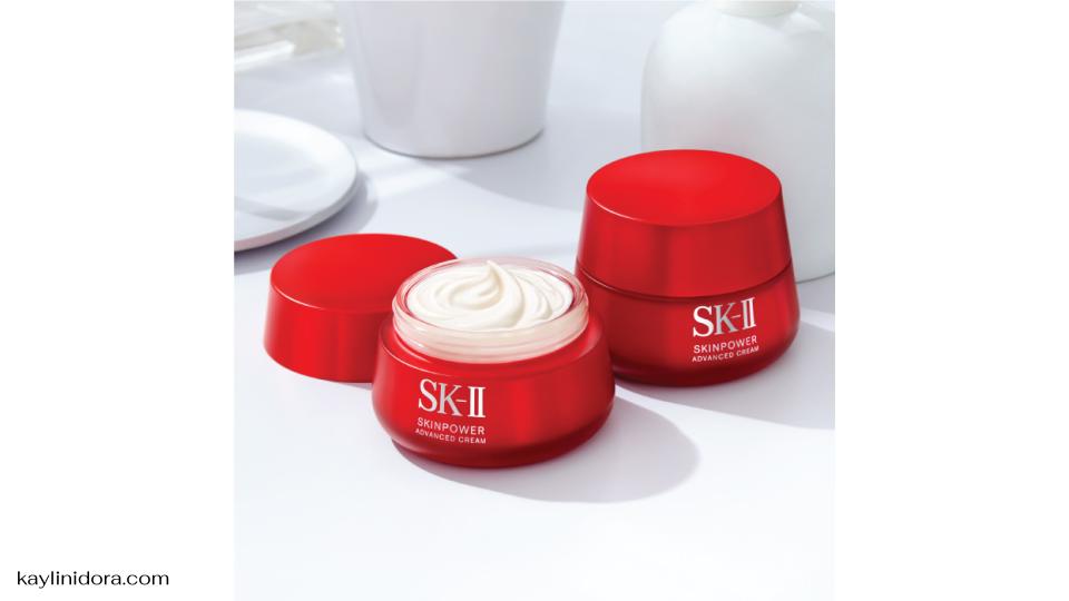 SK-II Skinpower Advanced Cream ถือเป็นหนึ่งในครีมบำรุงผิวที่ได้รับความนิยมจากผู้ใช้ทั่วโลก ด้วยเทคโนโลยีและส่วนผสมที่พิถีพิถันจาก SK-II ซึ่งเน้นการบำรุงผิวให้ดูอ่อนเยาว์ กระจ่างใส และยืดหยุ่นขึ้นในระยะยาว ครีมตัวนี้มีการพัฒนาผลิตภัณฑ์ให้เหมาะกับผู้ที่ต้องการการฟื้นฟูผิวและลดเลือนริ้วรอย ช่วยให้ผิวดูสดใสและสุขภาพดีขึ้นอย่างเห็นได้ชัด