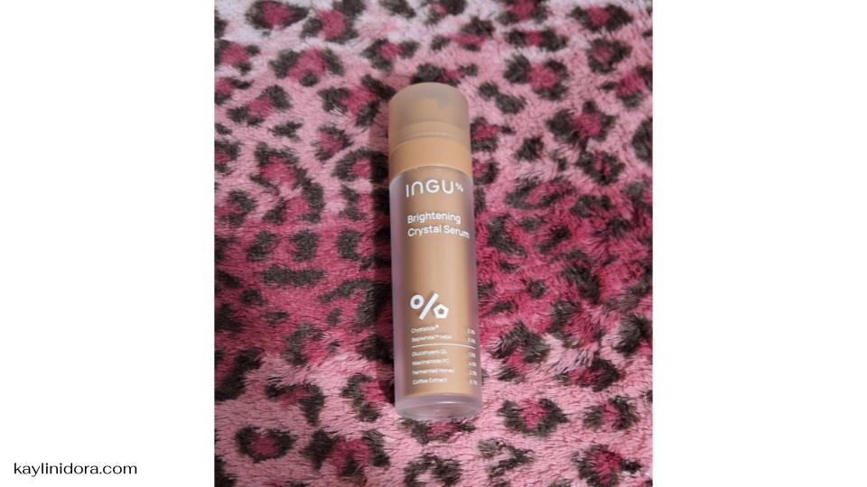 INGU Brightening Crystal Serum เป็นเซรั่มที่ได้รับความนิยมในวงการสกินแคร์จากคุณสมบัติในการช่วยปรับผิวให้กระจ่างใสอย่างเป็นธรรมชาติ พร้อมทั้งช่วยลดเลือนจุดด่างดำและปัญหาผิวหมองคล้ำได้อย่างมีประสิทธิภาพ จุดเด่นของเซรั่มตัวนี้คือ ส่วนผสมที่เข้มข้นจากสารสกัดธรรมชาติ และ เทคโนโลยีการฟื้นฟูผิว ที่มุ่งเน้นการบำรุงผิวให้ดูสว่างขึ้น พร้อมคืนความกระจ่างใสและความชุ่มชื้นให้ผิวได้อย่างล้ำลึก