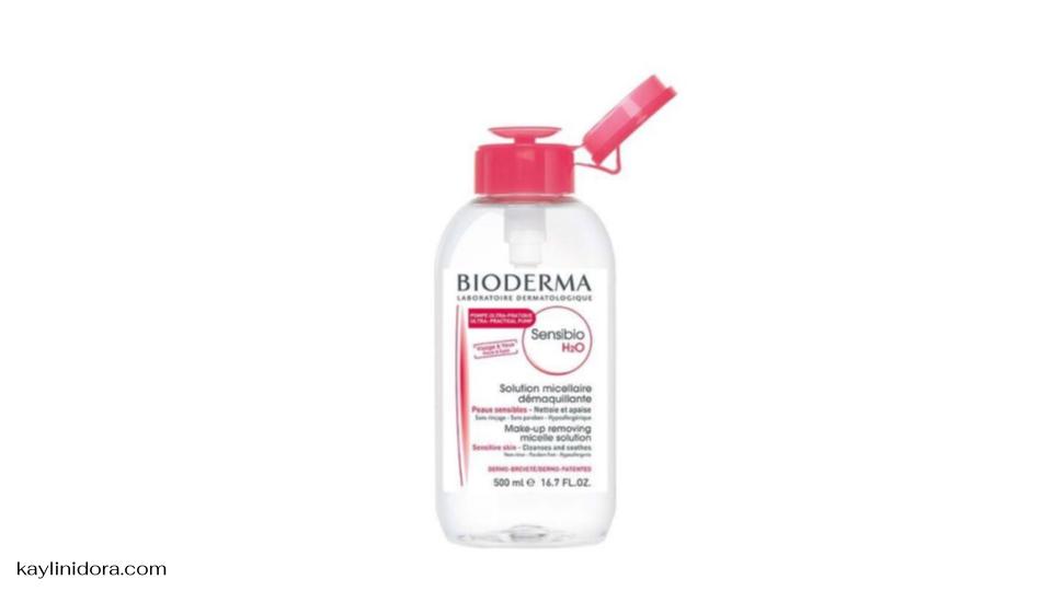 ถ้าพูดถึง ไมเซลลาร์วอเตอร์ ที่เป็นที่ยอมรับระดับโลก คงไม่มีใครไม่รู้จัก Bioderma Sensibio H2O Cleansing ตัวนี้ เพราะนี่คือหนึ่งในคลีนซิ่งที่ถูกพูดถึงมากที่สุดในวงการสกินแคร์ ด้วยความสามารถในการทำความสะอาดผิวได้อย่างล้ำลึก แต่ยังคงความอ่อนโยนเหมาะสำหรับผิวแพ้ง่าย ทำให้เป็นไอเทมที่ต้องมีติดโต๊ะเครื่องแป้งของสาวๆ ทั่วโลก