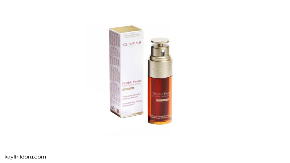 Clarins Double Serum คือหนึ่งในเซรั่มบำรุงผิวระดับไอคอนิกที่ได้รับความนิยมมาอย่างยาวนาน ด้วยนวัตกรรม [Hydric + Lipidic System] ที่รวมพลังของเซรั่มแบบน้ำและน้ำมันเข้าไว้ด้วยกัน ช่วยให้สารบำรุงซึมซาบเข้าสู่ผิวได้อย่างล้ำลึก นอกจากนี้ ยังอุดมไปด้วยสารสกัดจากธรรมชาติกว่า 21 ชนิด ที่ช่วยฟื้นบำรุงผิวให้แข็งแรง ดูอ่อนเยาว์ และเปล่งประกายจากภายใน