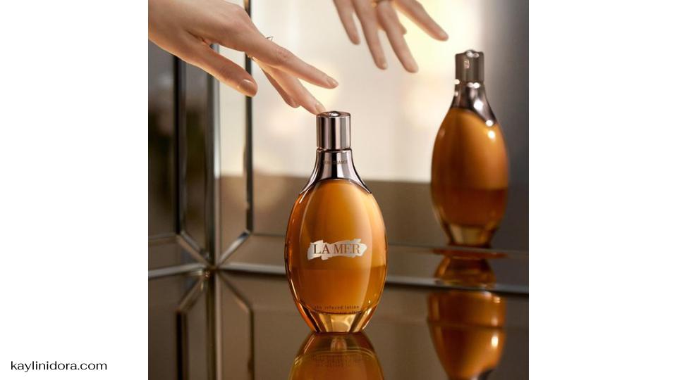 La Mer The Infused Lotion ถ้าพูดถึงแบรนด์สกินแคร์ระดับไฮเอนด์ที่เป็นที่หมายปองของสายบำรุงผิว La Mer ต้องติดอันดับต้นๆ แน่นอน และหนึ่งในผลิตภัณฑ์ที่ได้รับความสนใจไม่แพ้ครีมดังของแบรนด์ก็คือ La Mer The Infused Lotion โลชั่นเนื้อสัมผัสเบาที่อัดแน่นไปด้วยพลังการฟื้นฟูผิวจากสารสกัดเอกสิทธิ์ของ La Mer อย่าง Miracle Broth™ ซึ่งช่วยเติมความชุ่มชื้น ฟื้นฟู และเสริมความแข็งแรงให้กับผิว