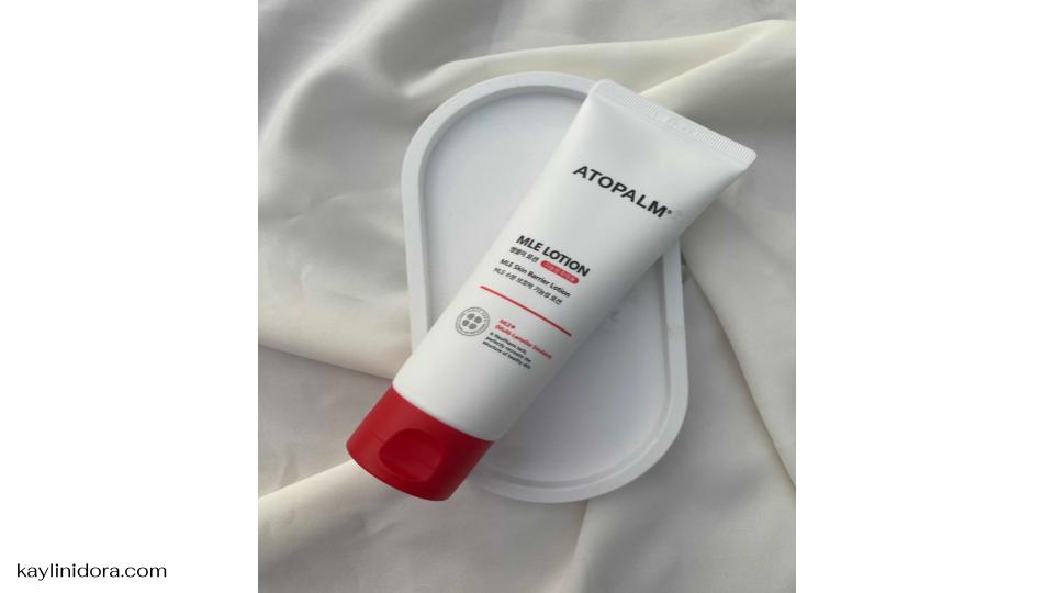 ถ้าคุณเป็นคนที่มี ผิวแห้ง แพ้ง่าย หรือมีปัญหาผิวลอกเป็นขุย ATOPALM MLE Lotion อาจเป็นตัวช่วยที่คุณต้องการ! แบรนด์ ATOPALM เป็นแบรนด์จากเกาหลีที่ขึ้นชื่อเรื่องสกินแคร์สำหรับผิวบอบบาง และโลชั่นตัวนี้ก็เป็นหนึ่งในไอเทมยอดฮิตที่ได้รับการแนะนำจากผู้เชี่ยวชาญด้านผิวหนัง