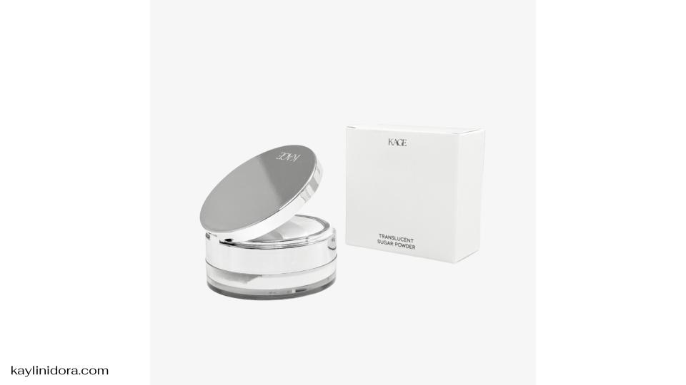 ถ้าพูดถึงแป้งฝุ่นคุมมันที่ให้ฟินิชผิวเนียนใส KAGE Translucent Sugar Powder เป็นอีกหนึ่งตัวที่สายเมคอัพต้องลอง! แค่ชื่อก็บอกแล้วว่าเป็นแป้งที่เนื้อละเอียดดุจน้ำตาลไอซิ่ง ช่วยเซ็ตเมคอัพให้อยู่ทนตลอดวัน เบลอรูขุมขน และคุมมันได้ดี โดยไม่ทำให้หน้าหมองหรือดูแห้งจนเกินไป วันนี้เรามารีวิวแบบจัดเต็มกันเลย!