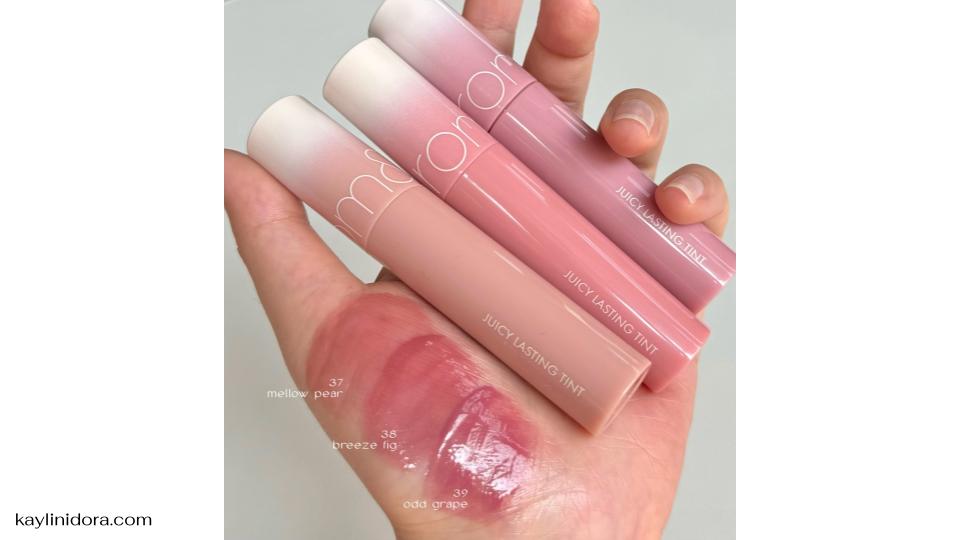 ใครเป็นสายลิปฉ่ำวาวแต่ไม่เหนียวเหนอะหนะ ROM&ND Juicy Lasting Tint คือลิปที่ต้องมีติดกระเป๋า! เพราะให้ สีแน่นชัด ทาแล้วปากดูอวบอิ่มแบบลูกพีช ติดทนนาน ไม่ทำให้ริมฝีปากแห้ง และมีเฉดสีให้เลือกเยอะมาก ตั้งแต่โทนนู้ดใสๆ ไปจนถึงโทนแดงเข้มสุดแซ่บ วันนี้เราจะมารีวิวแบบจัดเต็มกันเลย!
