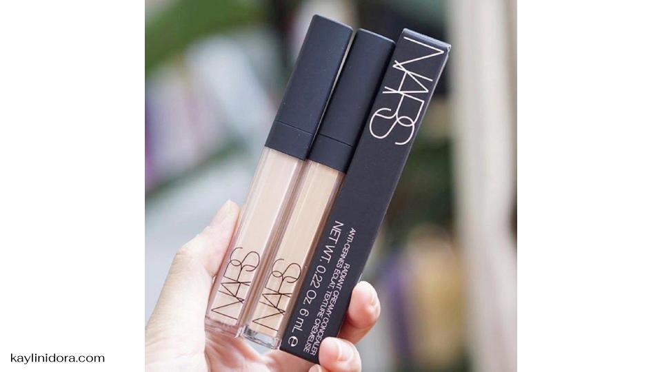 NARS Radiant Creamy Concealer หากคุณกำลังมองหาคอนซีลเลอร์ที่ให้การปกปิดดีเยี่ยม ติดทนทั้งวัน แถมยังช่วยปรับผิวให้ดูเรียบเนียนแบบธรรมชาติ NARS Radiant Creamy Concealer คือตัวเลือกที่ไม่ควรพลาด! เป็นคอนซีลเลอร์ที่ได้รับความนิยมอย่างมากในหมู่บิวตี้เลิฟเวอร์ทั่วโลก ด้วยคุณสมบัติที่ไม่เพียงแต่ปกปิดรอยคล้ำ รอยสิว หรือรอยแดงต่างๆ ได้ดีเยี่ยม แต่ยังให้ ฟินิชลุคที่ดูฉ่ำและสดใส