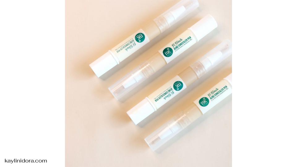 ถ้าพูดถึงคอนซีลเลอร์สำหรับผิวเป็นสิว BK Clear Cica Concealer Pen คือหนึ่งในตัวเลือกที่น่าสนใจที่สุด! ไม่ใช่แค่ช่วยปกปิดรอยสิว แต่ยังช่วยลดการอักเสบไปพร้อมๆ กัน เหมาะสำหรับคนที่ต้องการแต่งหน้าแต่ไม่อยากให้สิวแย่ลง วันนี้เราจะมารีวิวแบบจัดเต็มทั้งเนื้อสัมผัส การปกปิด และผลลัพธ์หลังใช้!