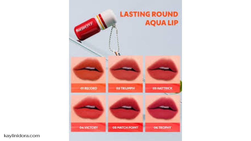 Merrezca Lasting Round Aqua Lip ในยุคที่สายเมคอัพโหยหาความปากสวยแบบ “ฉ่ำแต่ไม่เยิ้ม เบาแต่แน่น สีชัดแต่ยังดูละมุน” ลิปที่ตอบโจทย์ครบแบบนี้หายากใช่เล่น จนกระทั่งได้ลอง Merrezca Lasting Round Aqua Lip แล้วต้องบอกเลยว่า… นี่แหละ “ลูกรัก” คนใหม่ในกระเป๋าเมคอัพ! มาดูกันว่าเจ้าลิปตัวนี้จะมีดีอะไร ทำไมถึงควรค่าแก่การสอยสักแท่ง