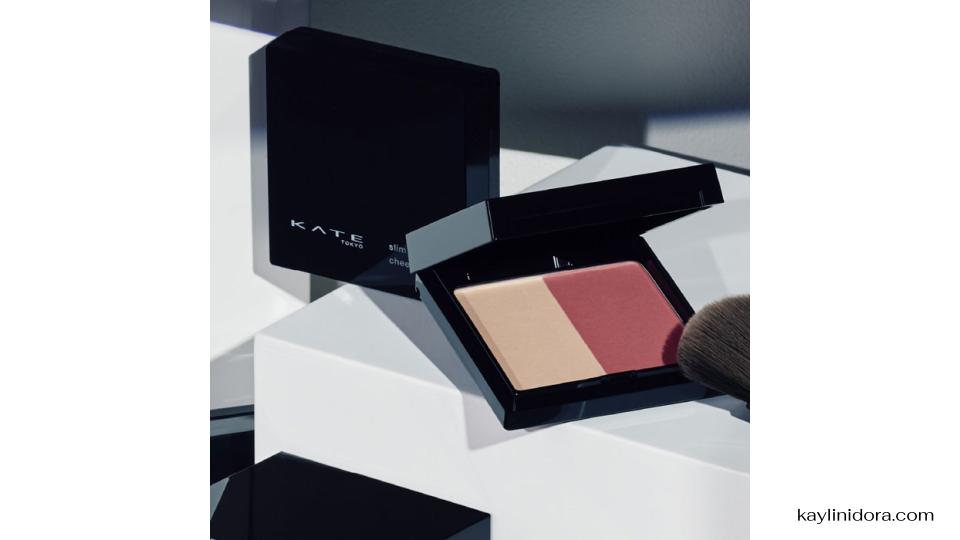 KATE Slim Create Cheeks เป็นบลัชออนที่หลายคนตกหลุมรักตั้งแต่ครั้งแรกที่ได้ลอง เพราะไม่ได้เป็นเพียงเครื่องสำอางที่เพิ่มสีสันบนพวงแก้มเท่านั้น