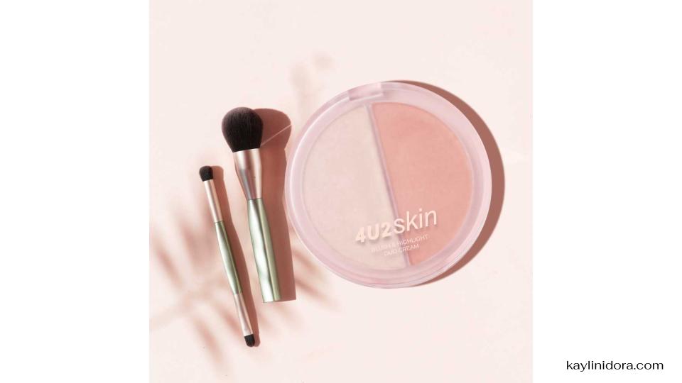 4U2 Skin Blush & Highlight Duo Cream คือไอเท็มคู่ใจของคนรักเมกอัพที่ต้องการพกความสดใสและความโกลว์ไว้ในตลับเดียว แพ็กเกจดีไซน์กะทัดรัด เรียบง่าย 