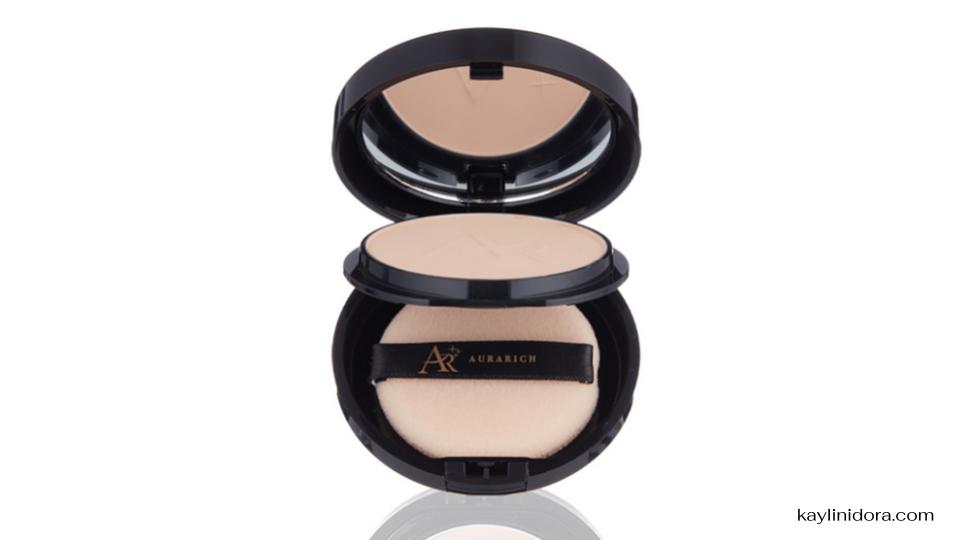 Aura Rich Honey Gold Face Powder คือแป้งฝุ่นที่โดดเด่นด้วยความละเอียดและความนุ่มละมุน เหมือนผิวถูกเคลือบด้วยทองคำบริสุทธิ์ที่เปล่งประกายอย่างเป็นธรรมชาติ